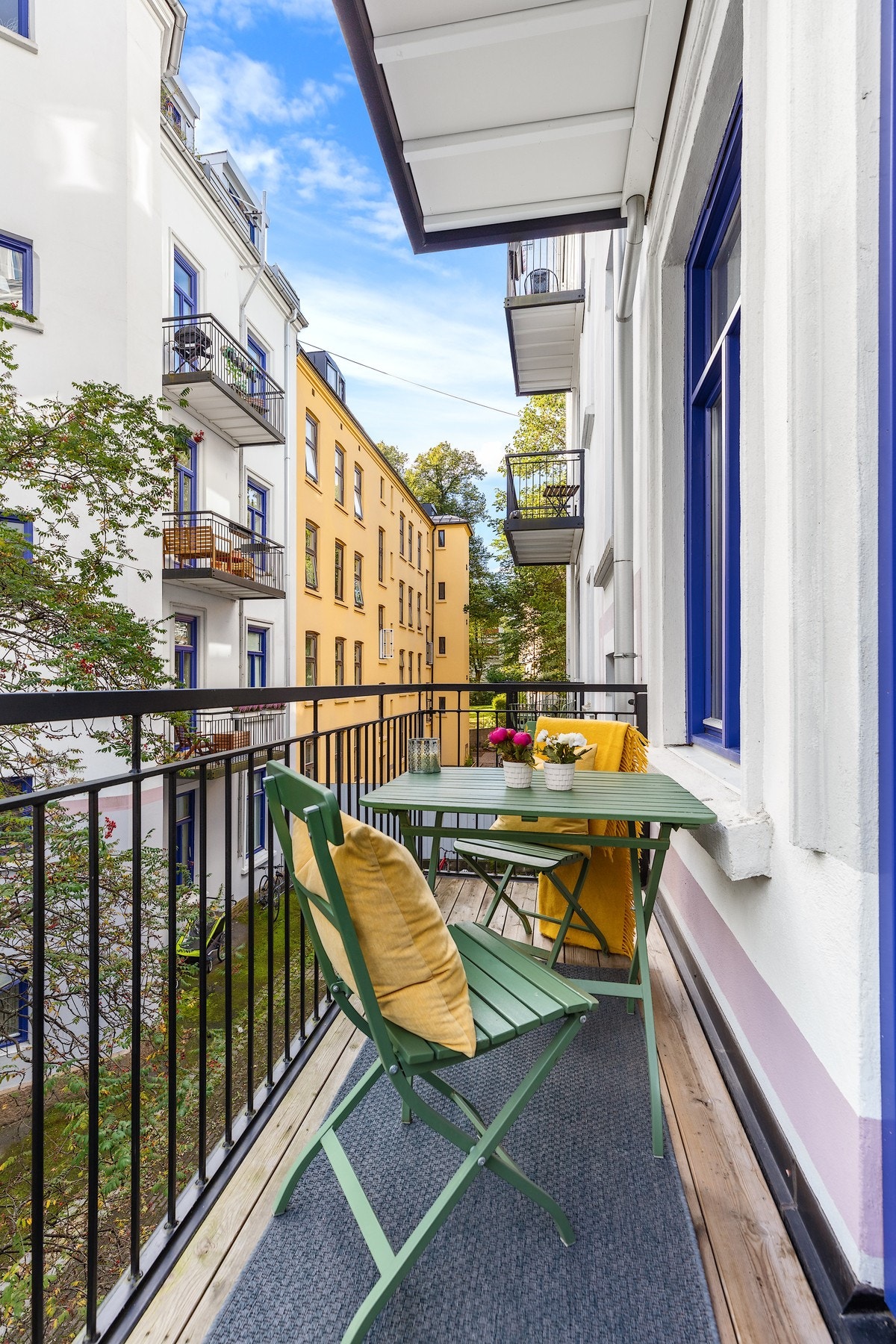 Fra kjøkkenet er det utgang til en hyggelig balkong som vender mot indre gård. Galleribilde