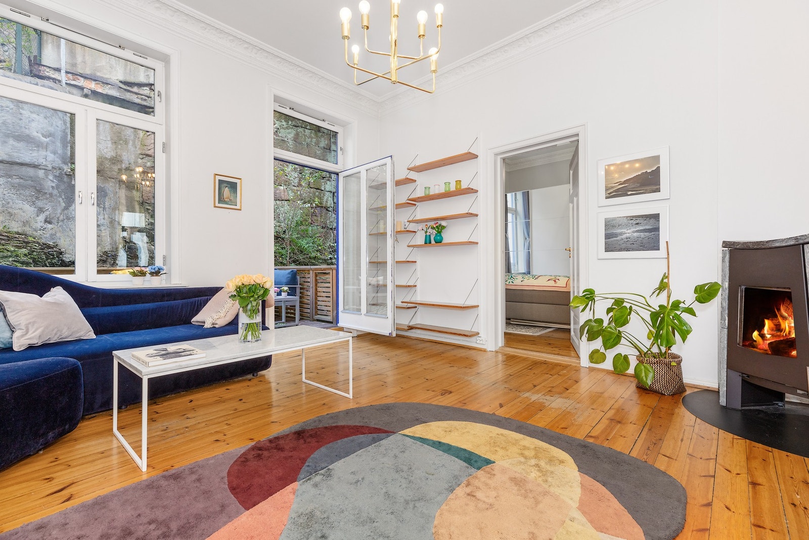 Leiligheten har en stor stue med stukkatur og rosett. Takhøyde på ca. 318 cm. bidrar til det luftige inntrykket. Galleribilde