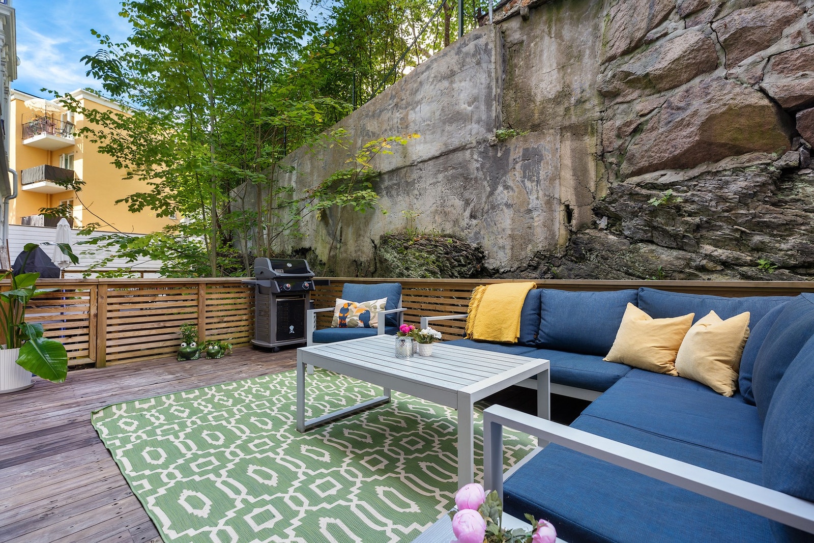 Terrassen ligger helt skjermet i bakgården. Galleribilde