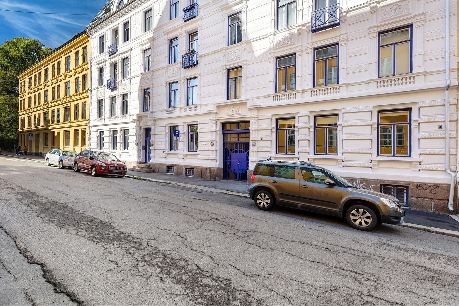 Fasaden mot gaten ble pusset opp sommeren 2024. Galleribilde
