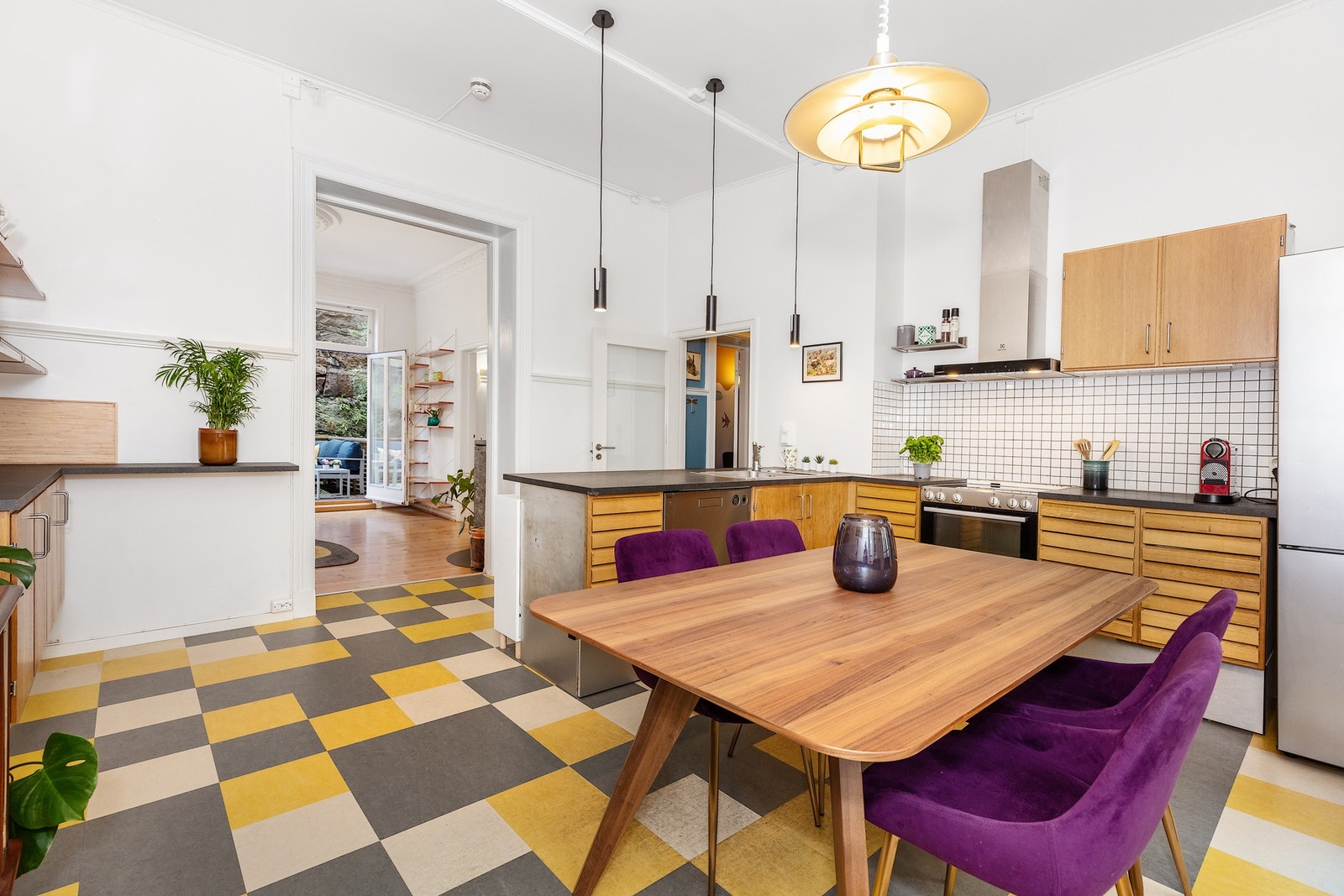Leiligheten har et romslig kjøkken med god plass til en stor spisestue/spisebord. Galleribilde