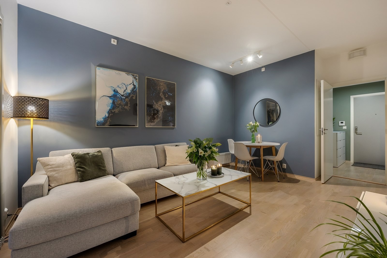 Leiligheten er malt i fine og harmoniske farger. Galleribilde