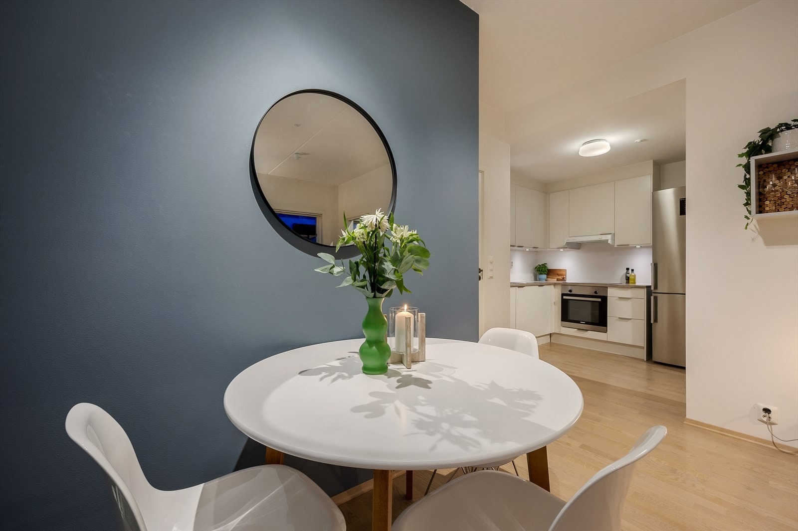 Stuen ligger i åpen løsning med kjøkken, men det føles likevel separat på grunn av den gode planløsningen. Her er kjøkkenet trukket inn i eget hjørne! Galleribilde