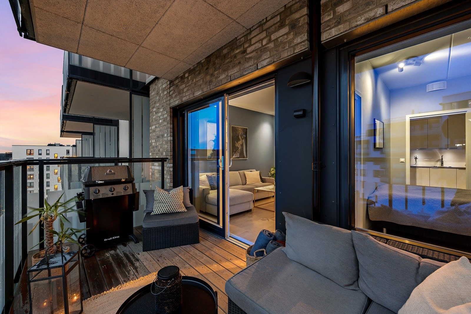 Balkongen har impregnert tregulv. Lysarmatur på vegg og utvendig stikkontakt. Galleribilde