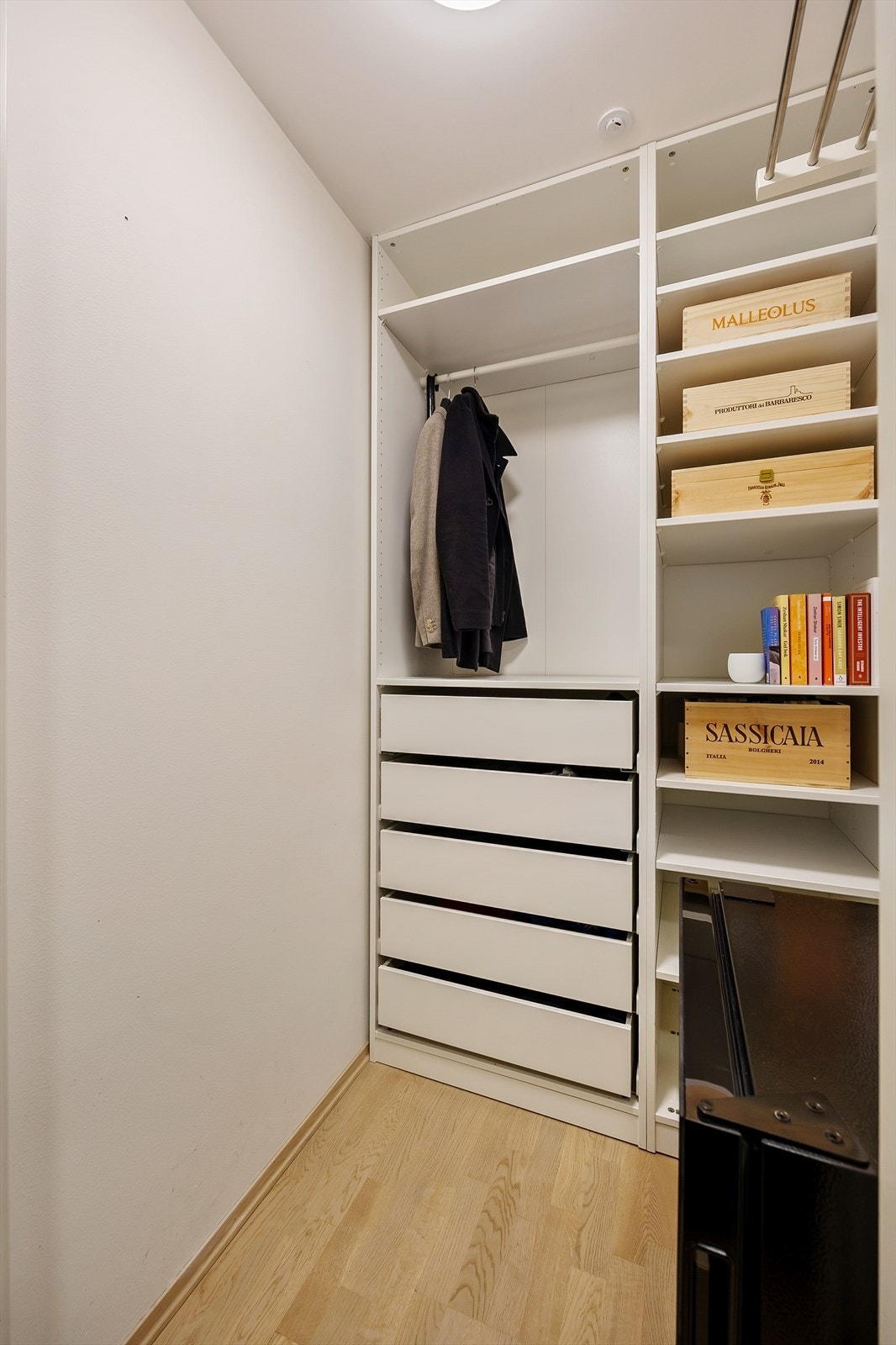 Boligen har i tillegg en innvendig bod som kan innredes etter eget ønske. Noen bruker denne som walk-in/bod og andre som hjemmekontor, alt etter eget ønske. Galleribilde