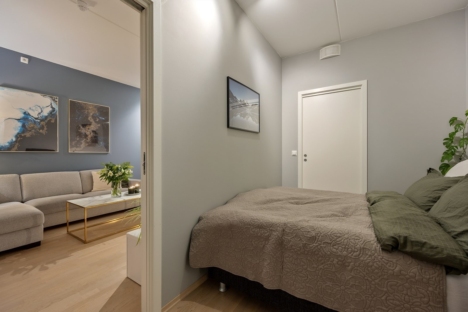 Leiligheten er innreder med praktiske skyvedører Galleribilde