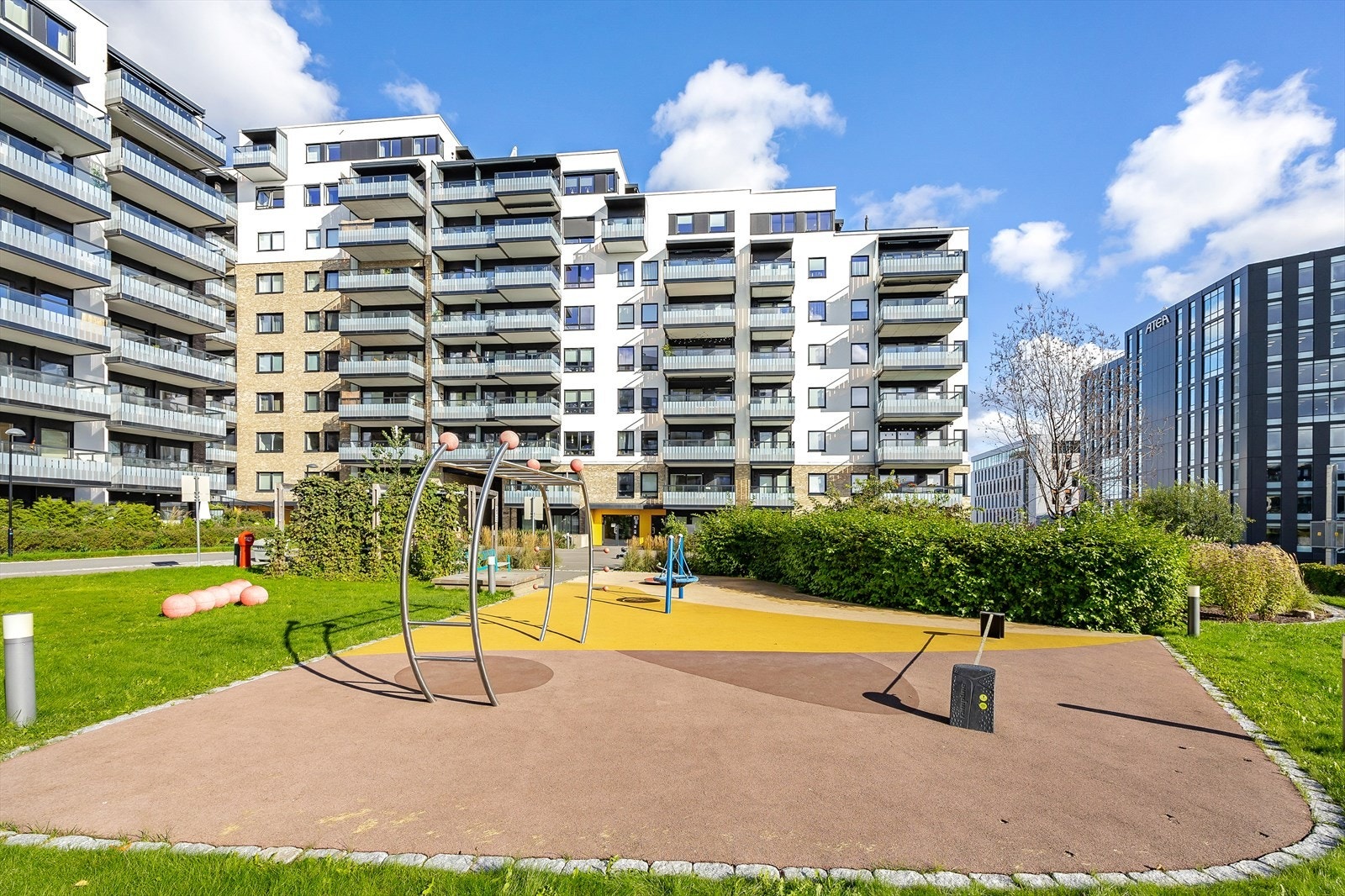 Om sommeren kommer du ut i en av Lørens fineste og grønne gårdsrom. Her kan sola nytes på sittebenker eller plenen. Galleribilde