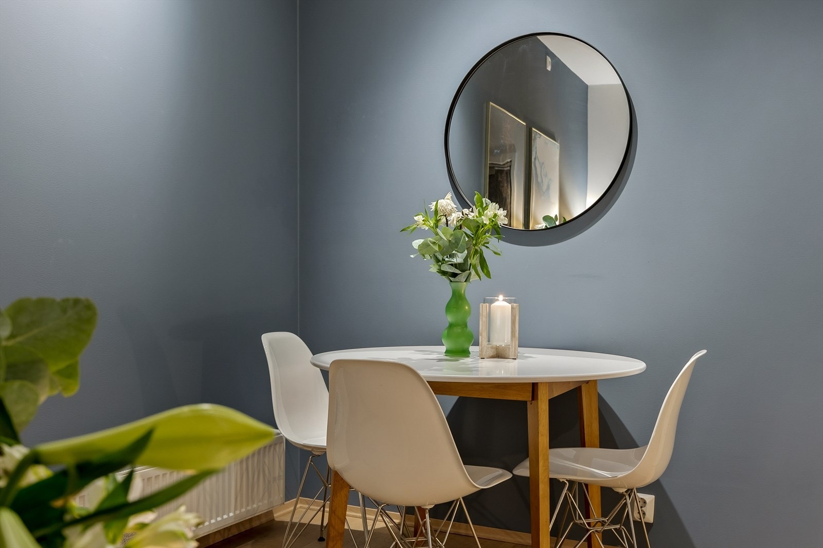 Hyggelig hjørne med plass til spisegruppe. Takhøyde målt til ca. 2,76 m ifølge tilstandsrapport. Galleribilde