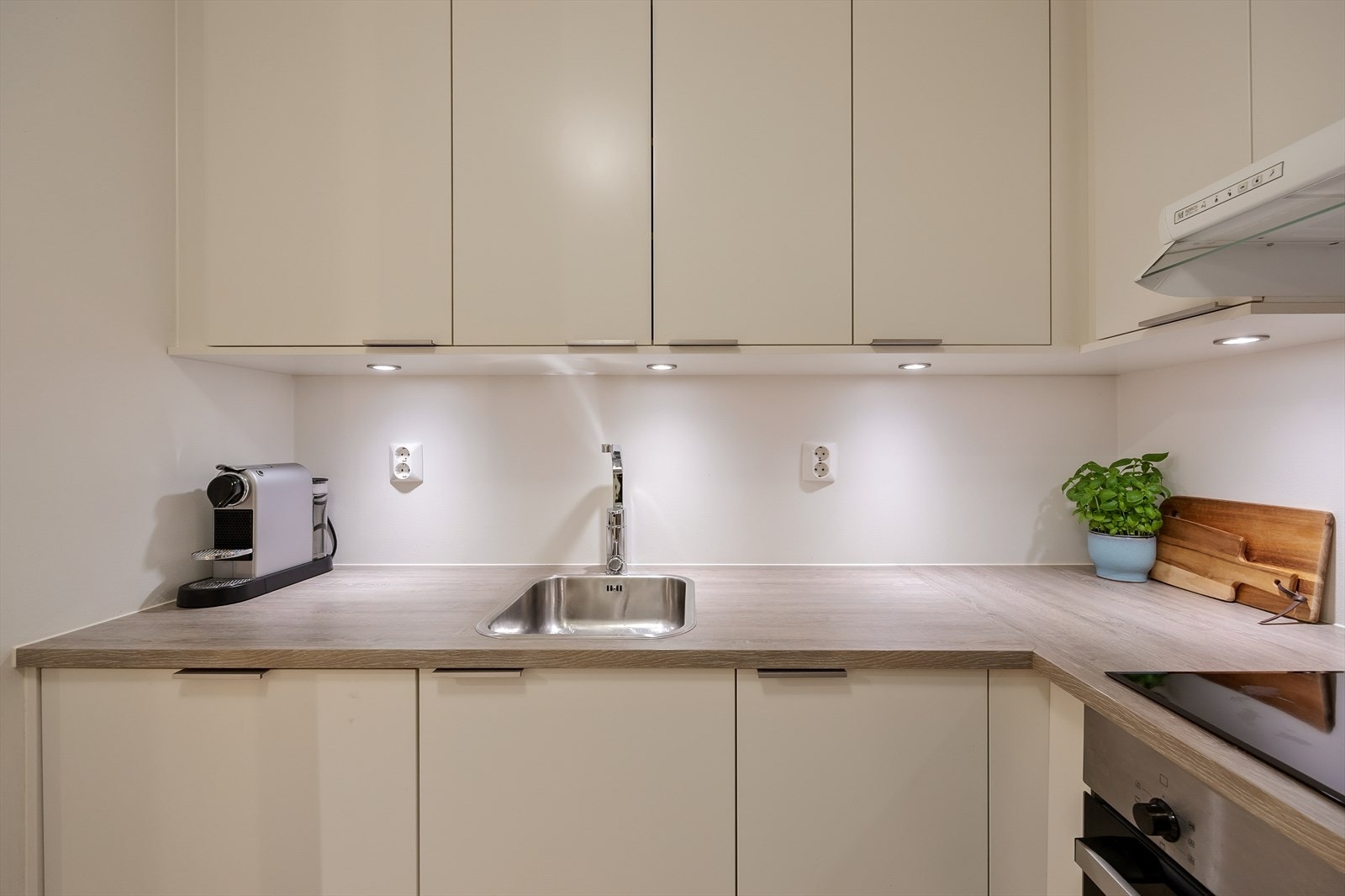 Det er god benke- og skapplass samt downlights under skapene som gir et behagelig og fint lys. Galleribilde