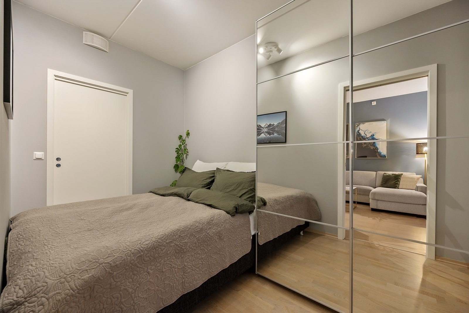 Et lyst og behagelig soverom som vender ut mot stille og bilfrie fellesarealer. Galleribilde