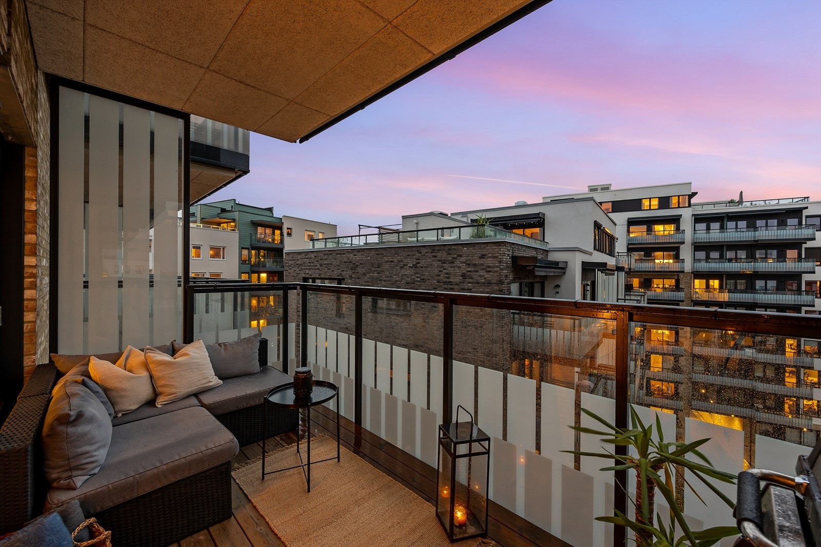 Stilig og luftig balkong på ca. 9 kvm med gode solforhold! Galleribilde