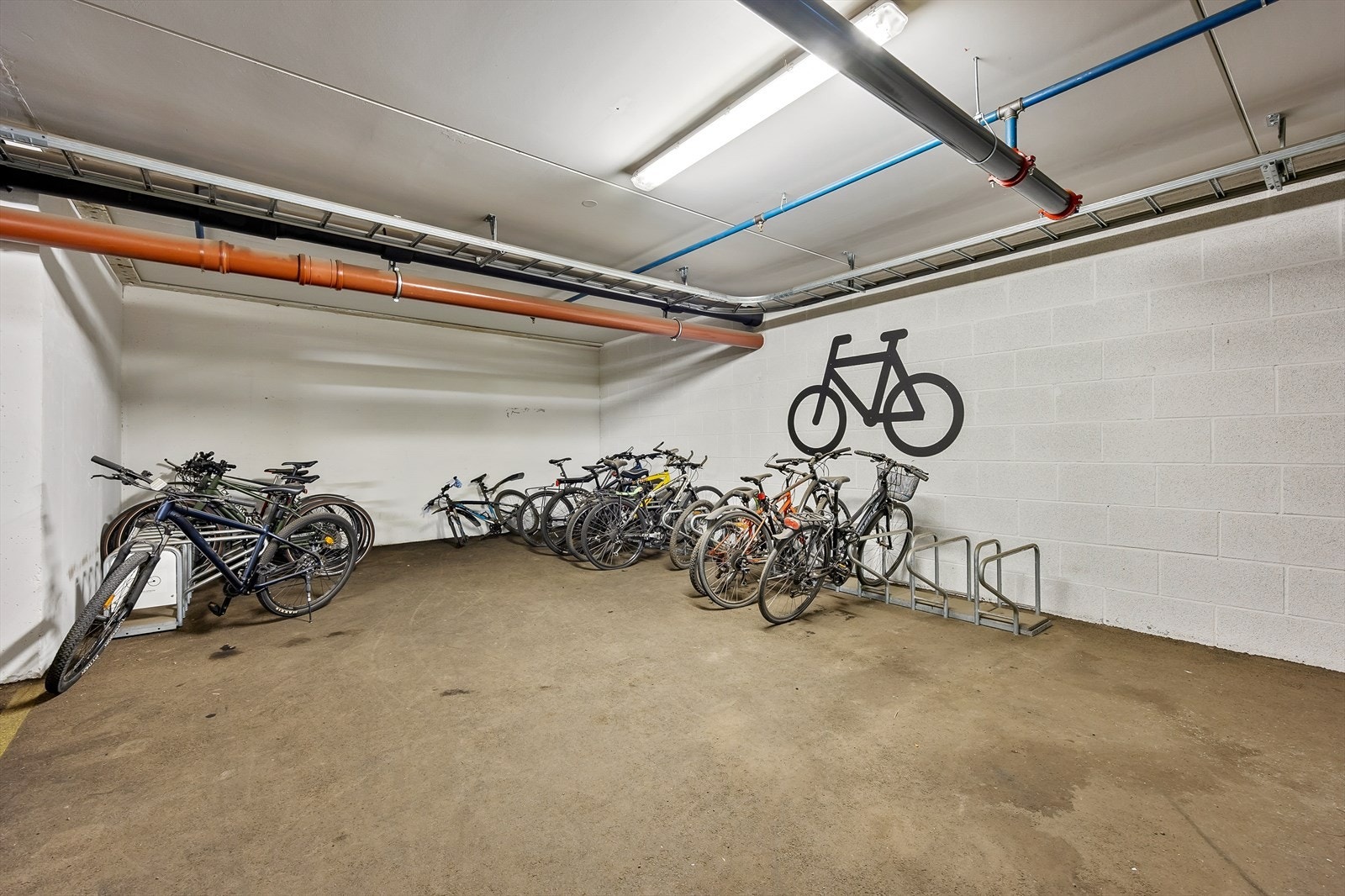 Stor felles sykkelparkering Galleribilde