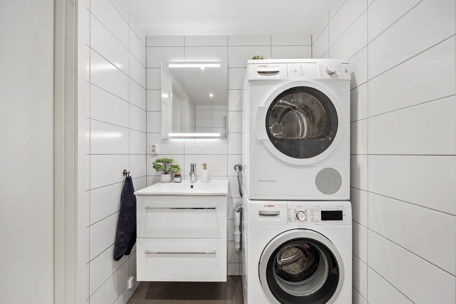 Et delikat og flislagt baderom med downlights i tak og gulvvarme som sørger for en lun og behagelig atmosfære. Galleribilde