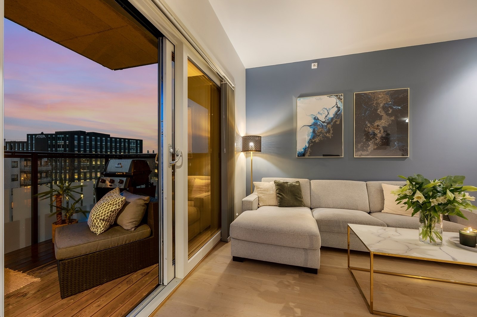 Leiligheten holder en moderne og fin standard Galleribilde