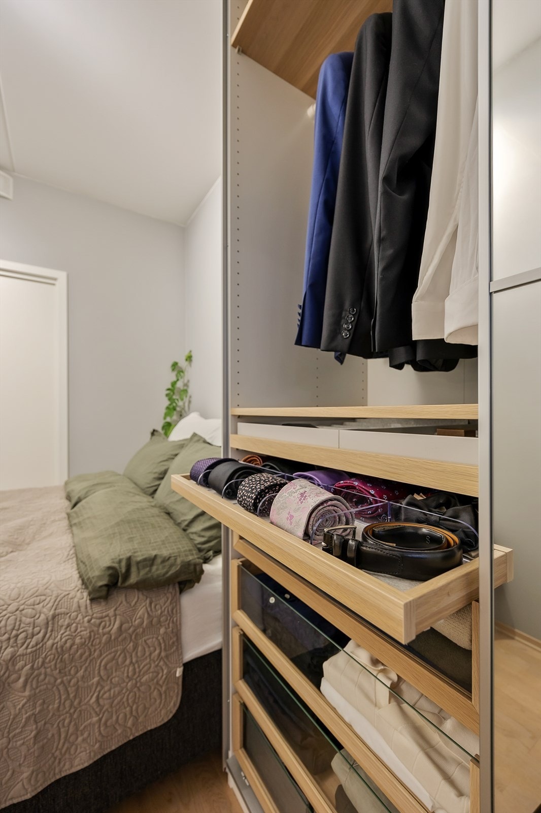 Det er god plass til oppbevaring av tøy og diverse i skapinnredningen på soverommet.
. Galleribilde