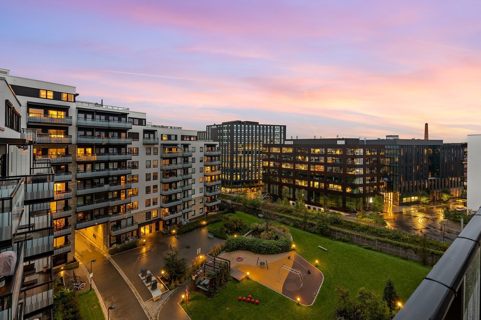 Her har du utsikt mot idylliske grøntarealer og god avstand til naboblokkene som gir en fri og fin utsikt! Galleribilde