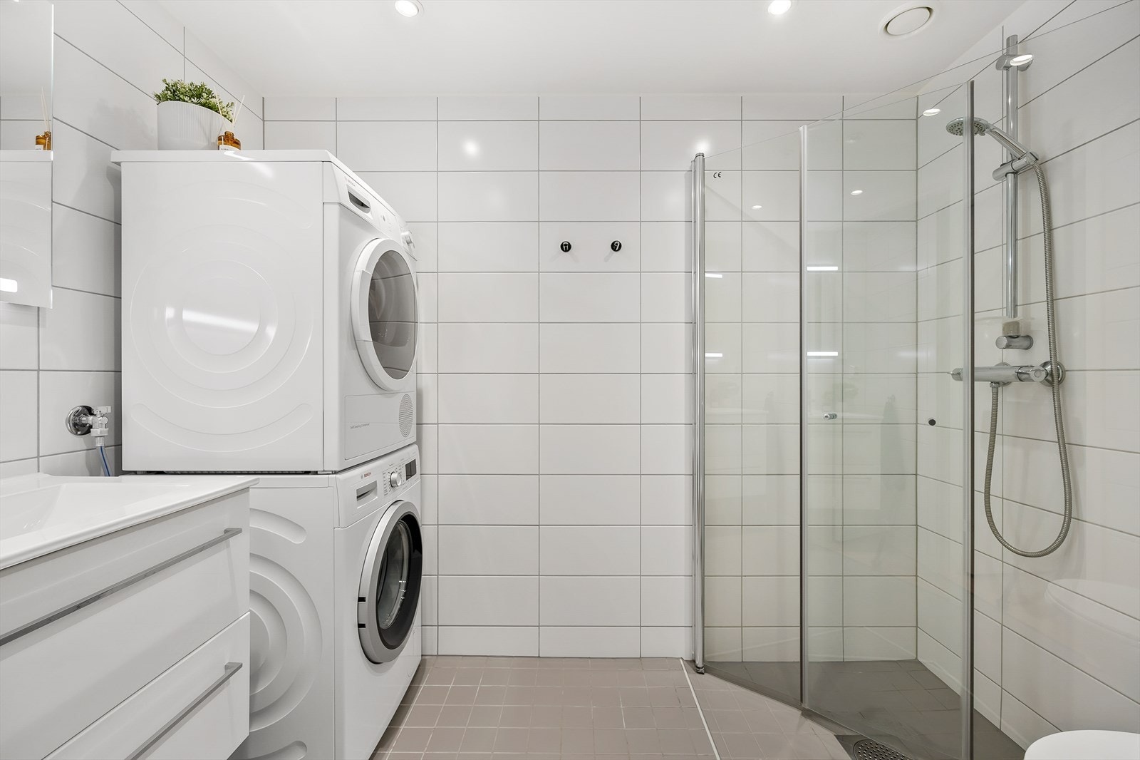 Det er dusjhjørne med innfellbare glassdører. Galleribilde