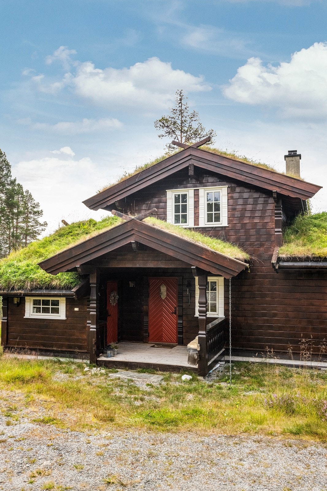 Overbygget inngangsparti med adkomst til utvendig isolert bod på 4 m2. Galleribilde