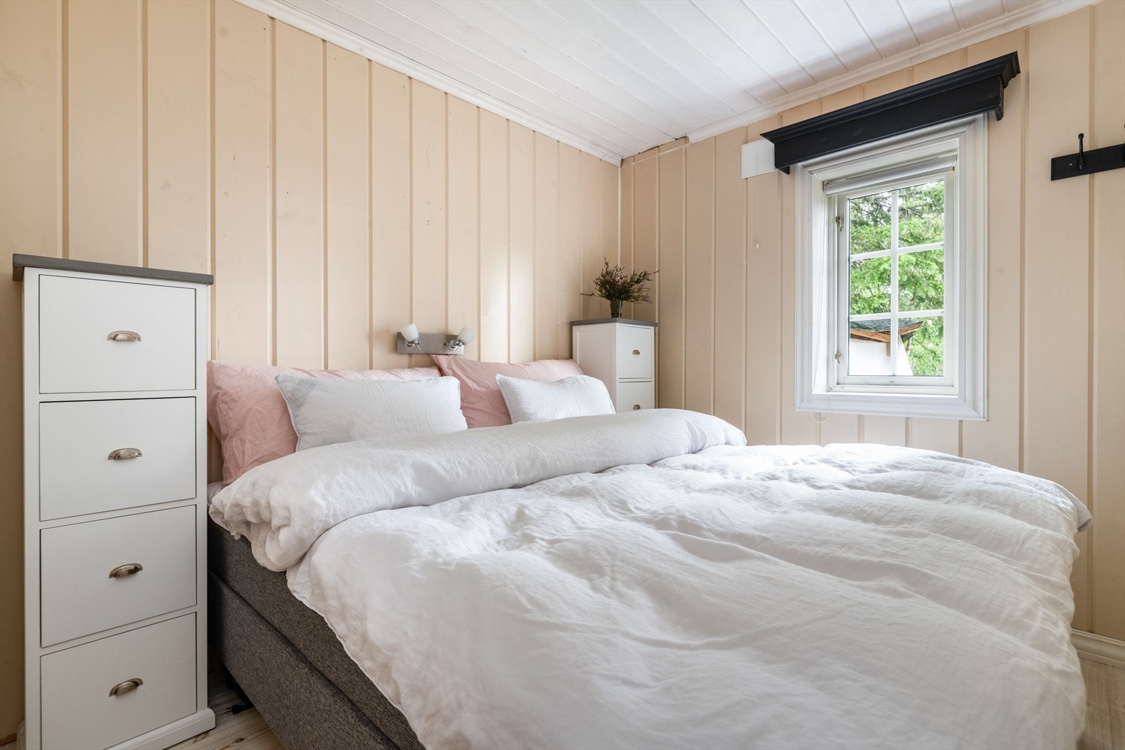 De to soverommene på hovedplan ligger godt tilbaketrukket fra oppholdsrommene, mot øst. De lyse rommene er innredet med dobbeltseng og nattbord på hovedsoverom, og køyeseng på det andre. Galleribilde