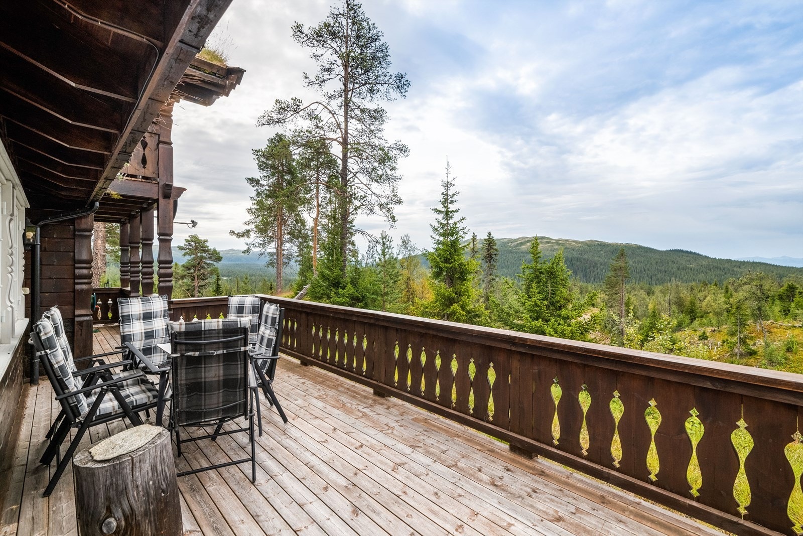 Det er store terrasseområder rundt hytta både mot syd og vest, hvor deler av terrassen ligger under tak. Her er det fint å avslutte dagen etter turer i skog og mark! Galleribilde