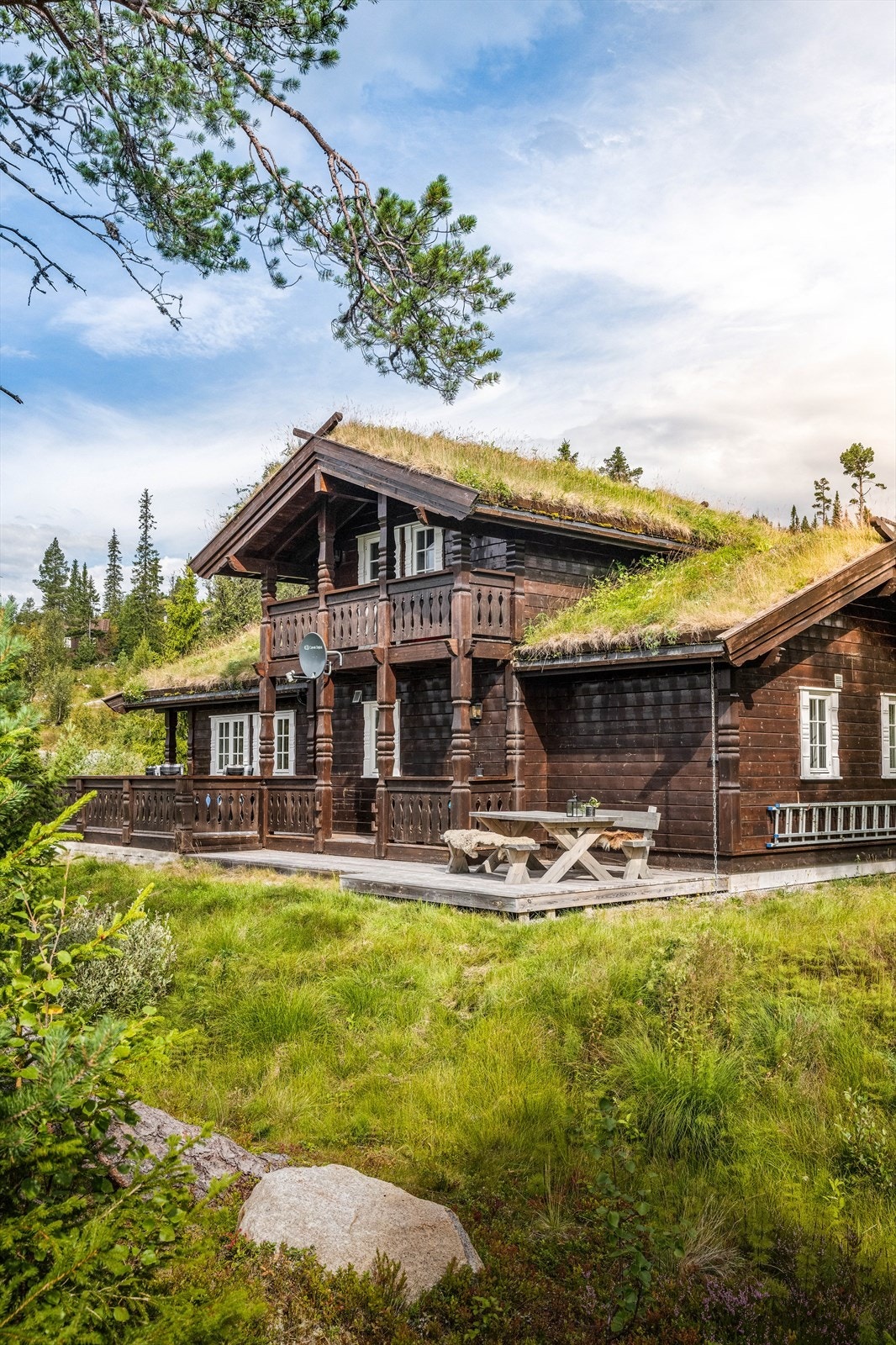 Det er store terrasseområder rundt hytta både mot syd og vest, hvor deler av terrassen ligger under tak. Her er det fint å avslutte dagen etter turer i skog og mark! Galleribilde