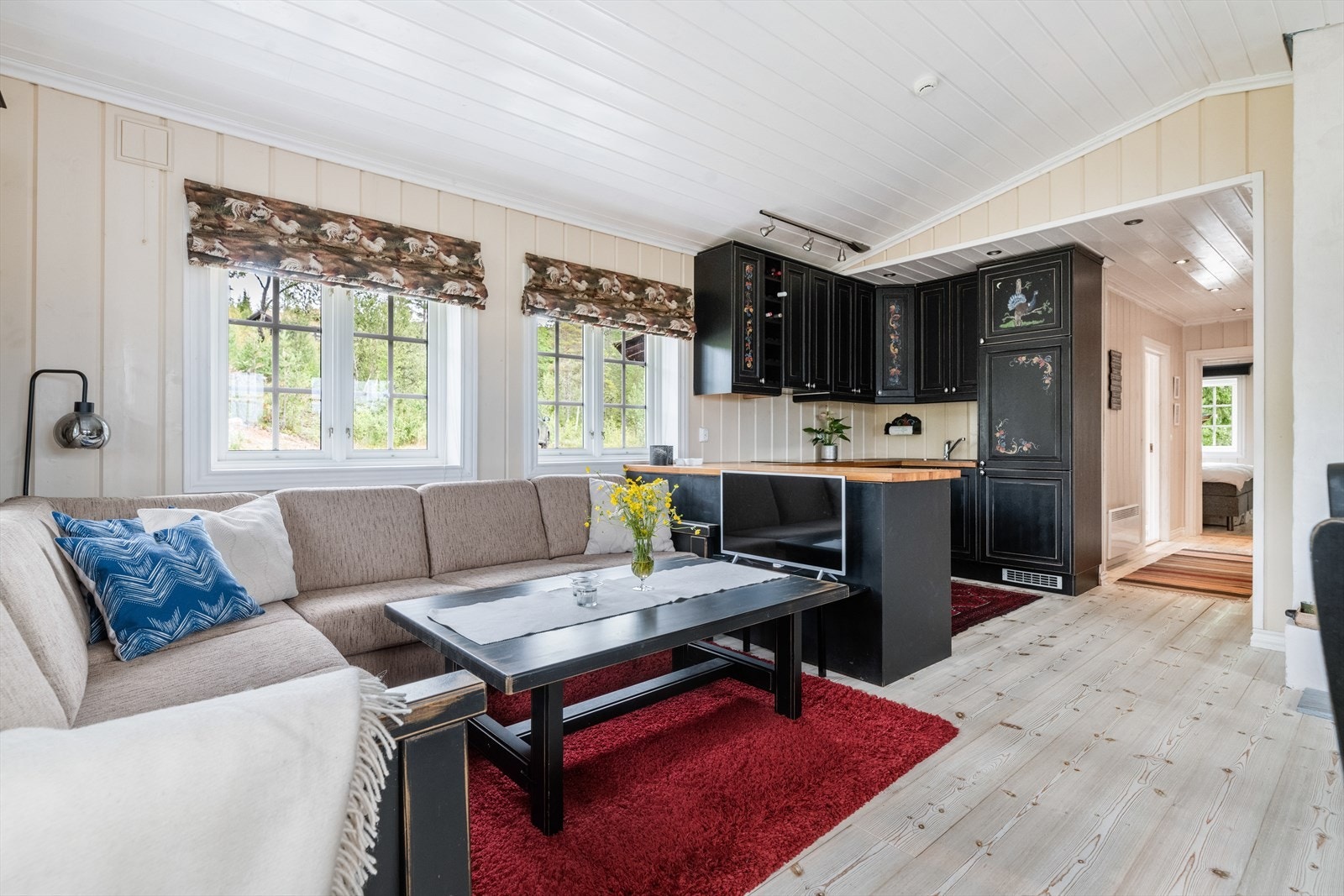 Stuen og kjøkkenet har en sosial, åpen løsning, med en kjøkkenhalvøy som et fint skille mot stuedelen. Galleribilde