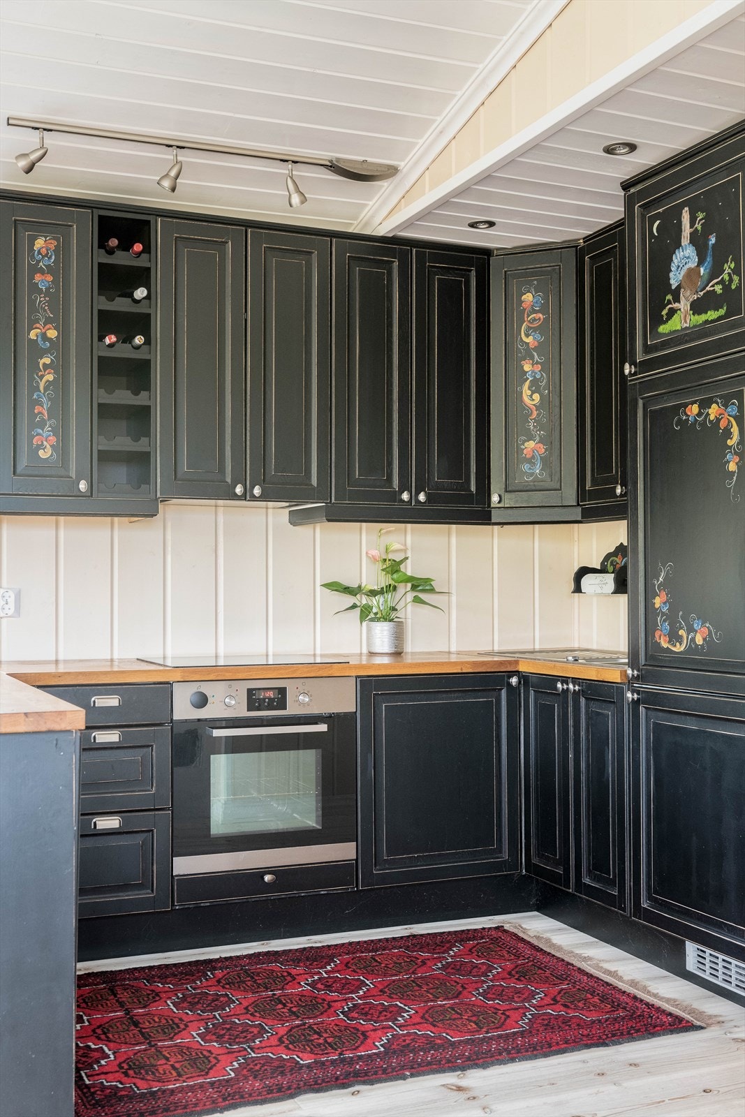 Kjøkkenet har i tillegg integrerte hvitevarer som stekeovn, oppvaskmaskin og kjøl/fryseskap. Over kokesonen er det ventilator med avtrekk ut. Galleribilde