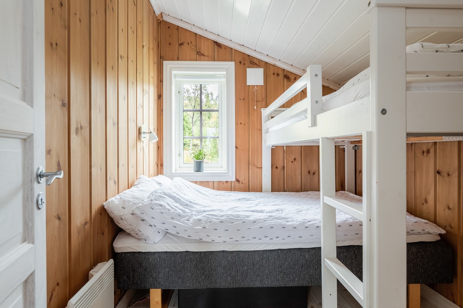 Det ene soverommet er innredet med dobbeltseng, mens det andre har familiekøye. Galleribilde