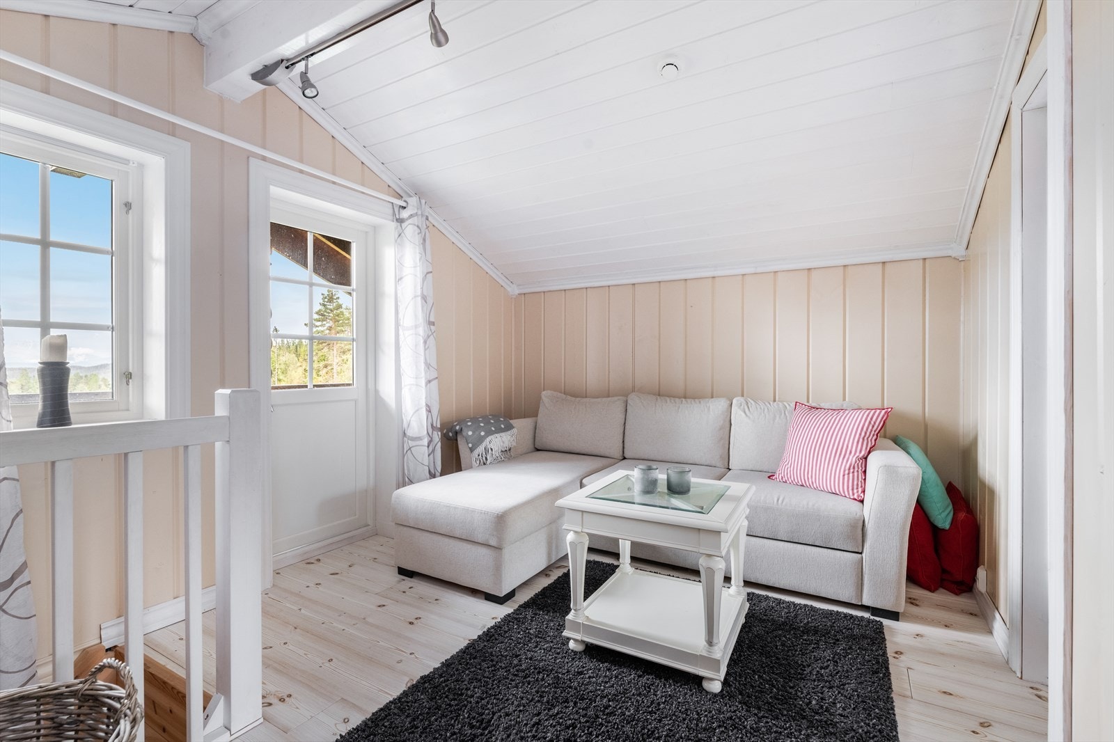 Fra loftstua er det utgang til en overbygget sydvendt veranda. Galleribilde