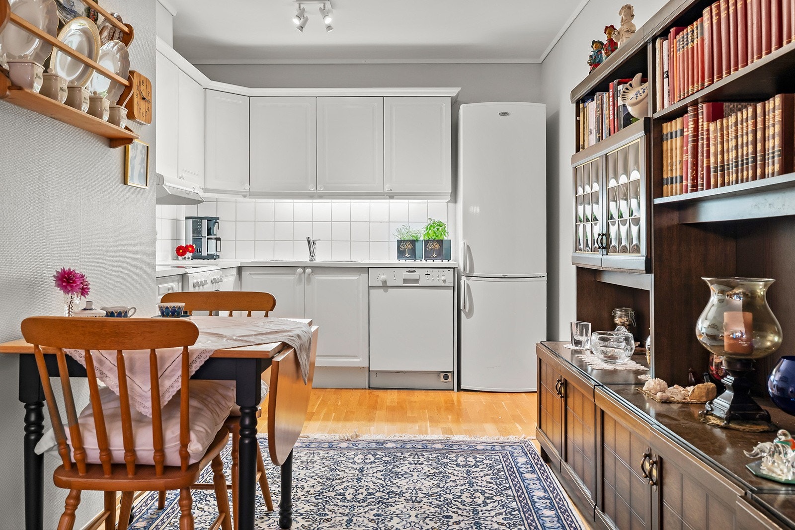 Kjøkken i åpen løsning til stuen Galleribilde