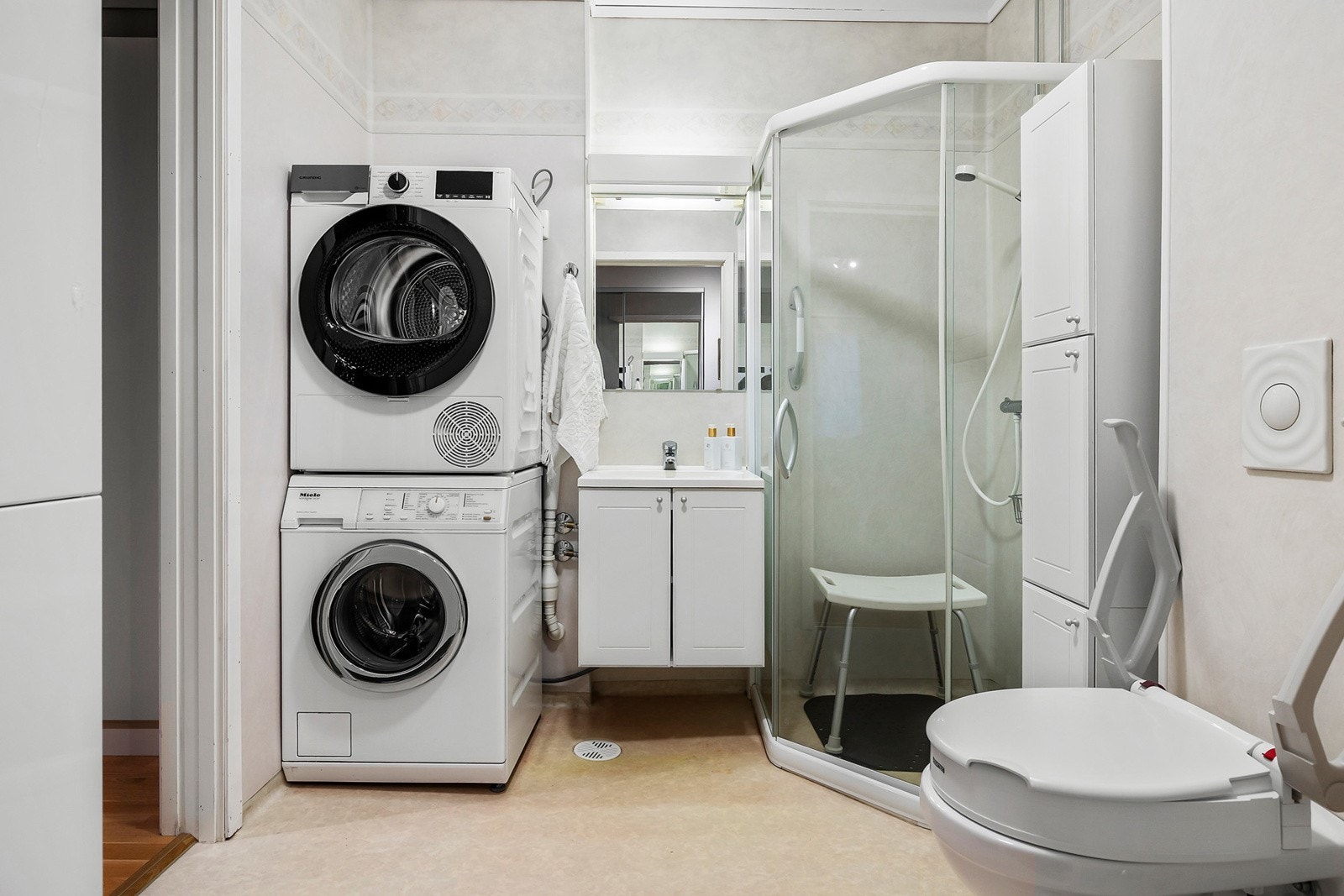 Bad/wc med adkomst både fra gang og soverom Galleribilde