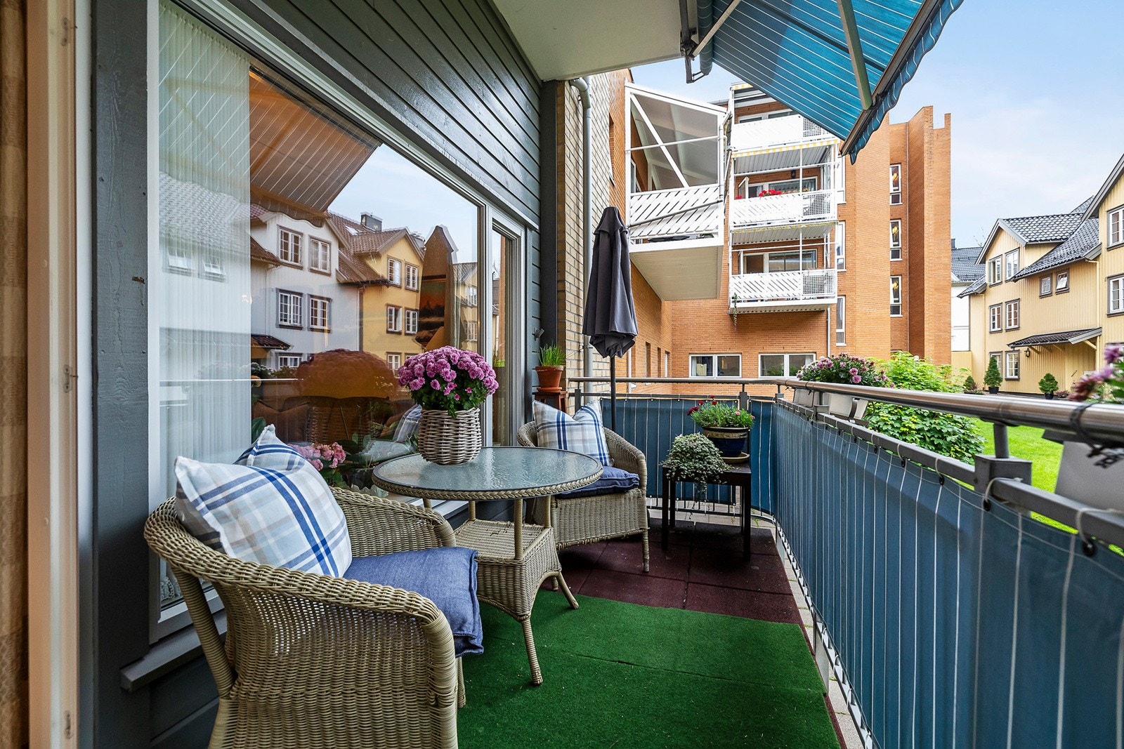 Utgang fra stuen til en skjermet balkong Galleribilde