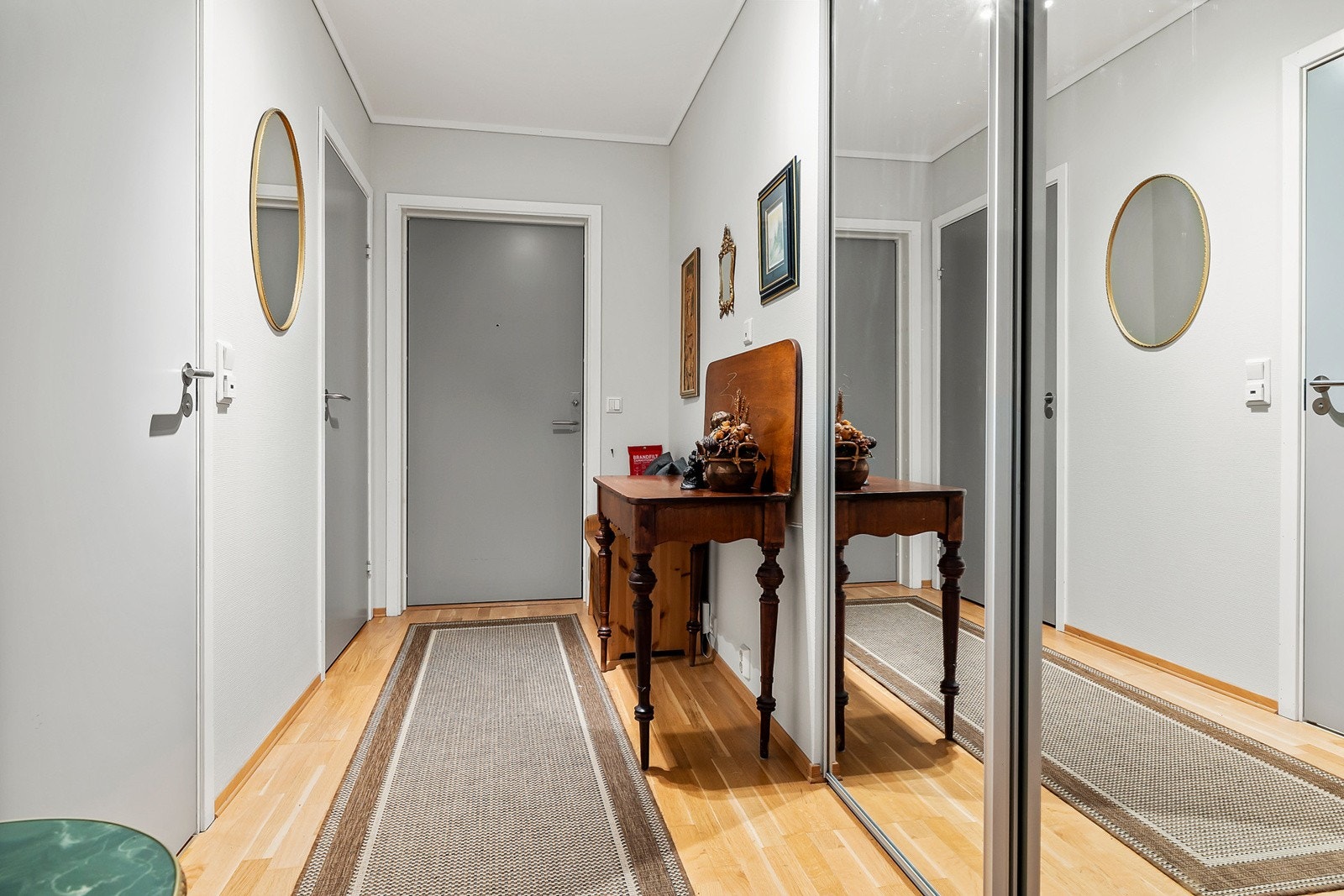 Lys gang med plass til ytterklær Galleribilde