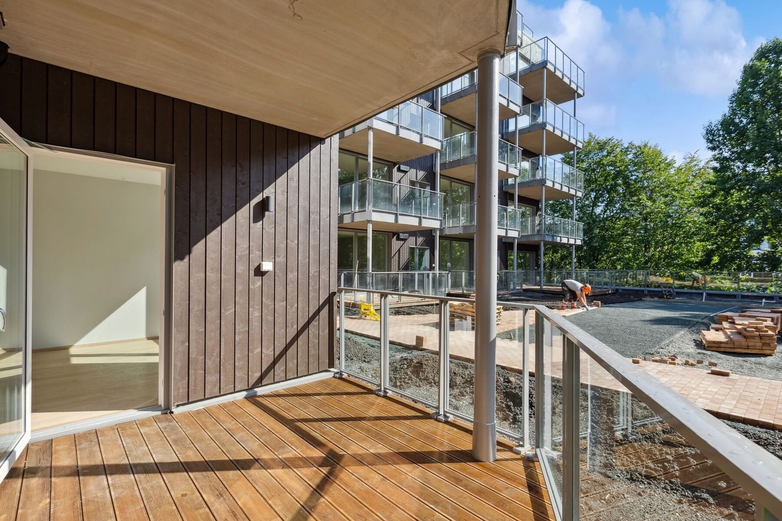 Sørvendt balkong med overbygg. Galleribilde