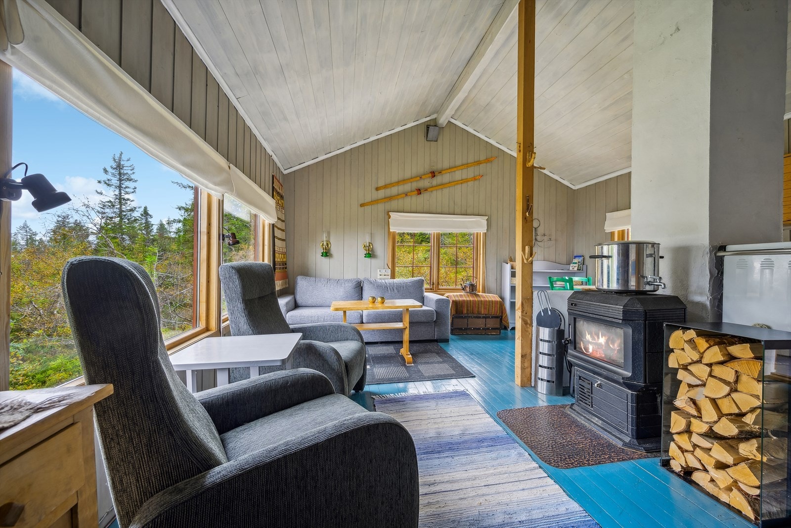 Lys og koselig hytte med store vinduer. Galleribilde