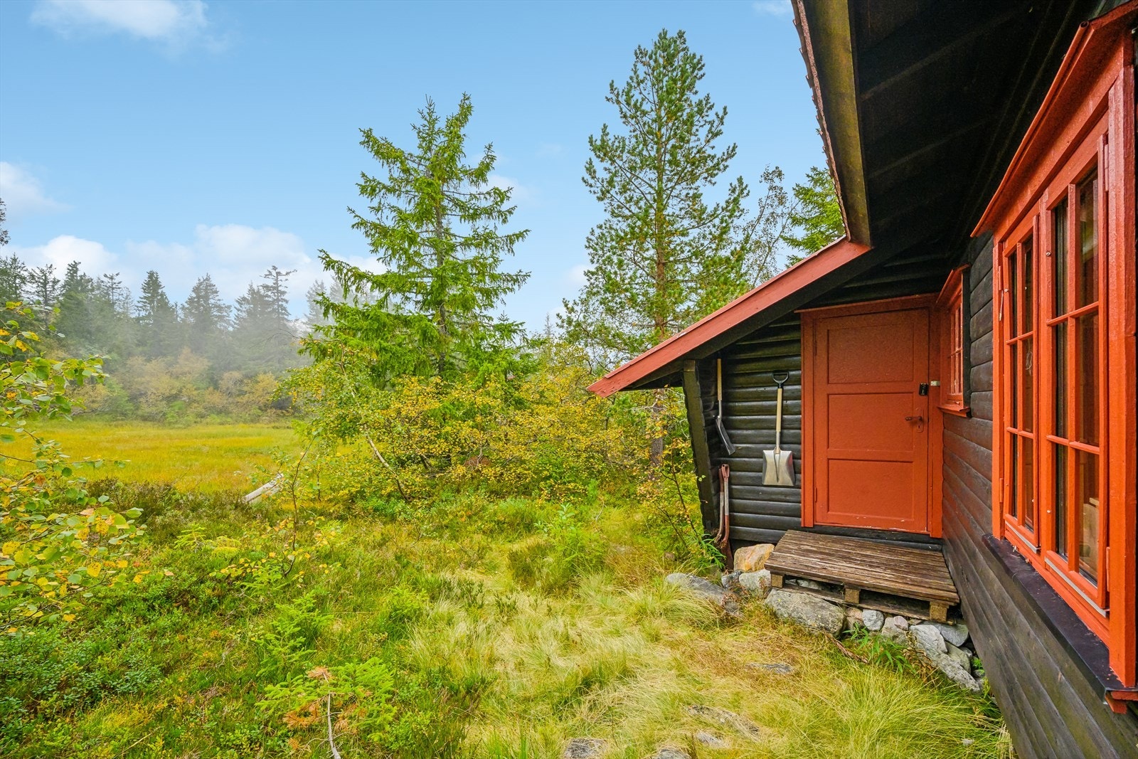 Det er sti frem til hytta, og rett ut i turstier i område. Galleribilde