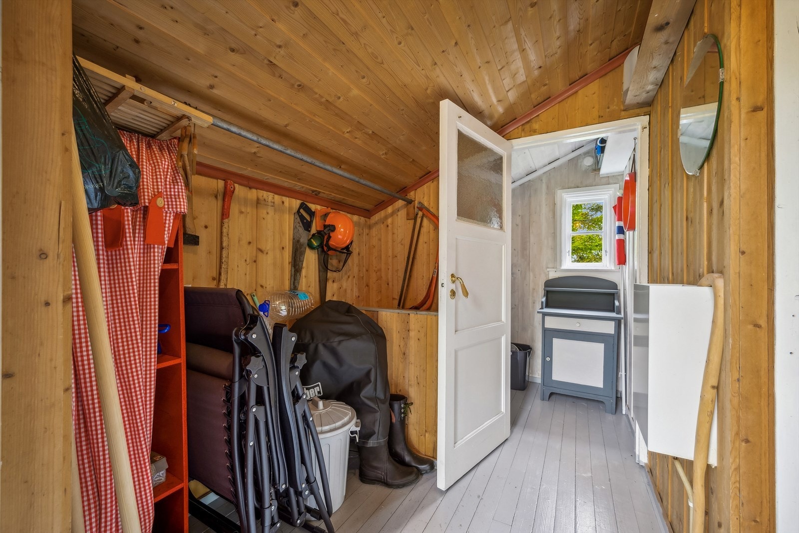 Gang med toalettrom innenfor. Galleribilde