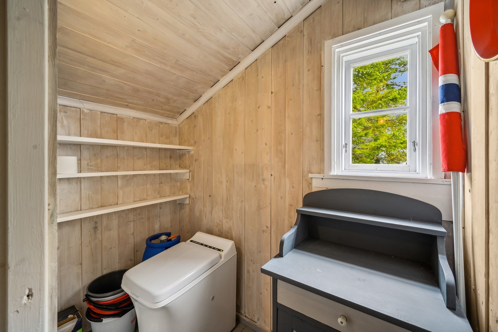 Hytta har cinderella forbrenningstoalett på gass Galleribilde