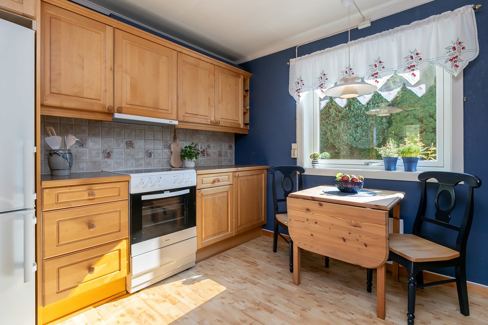 Det er plass til spisebord ved vindu med morgenlys! Galleribilde