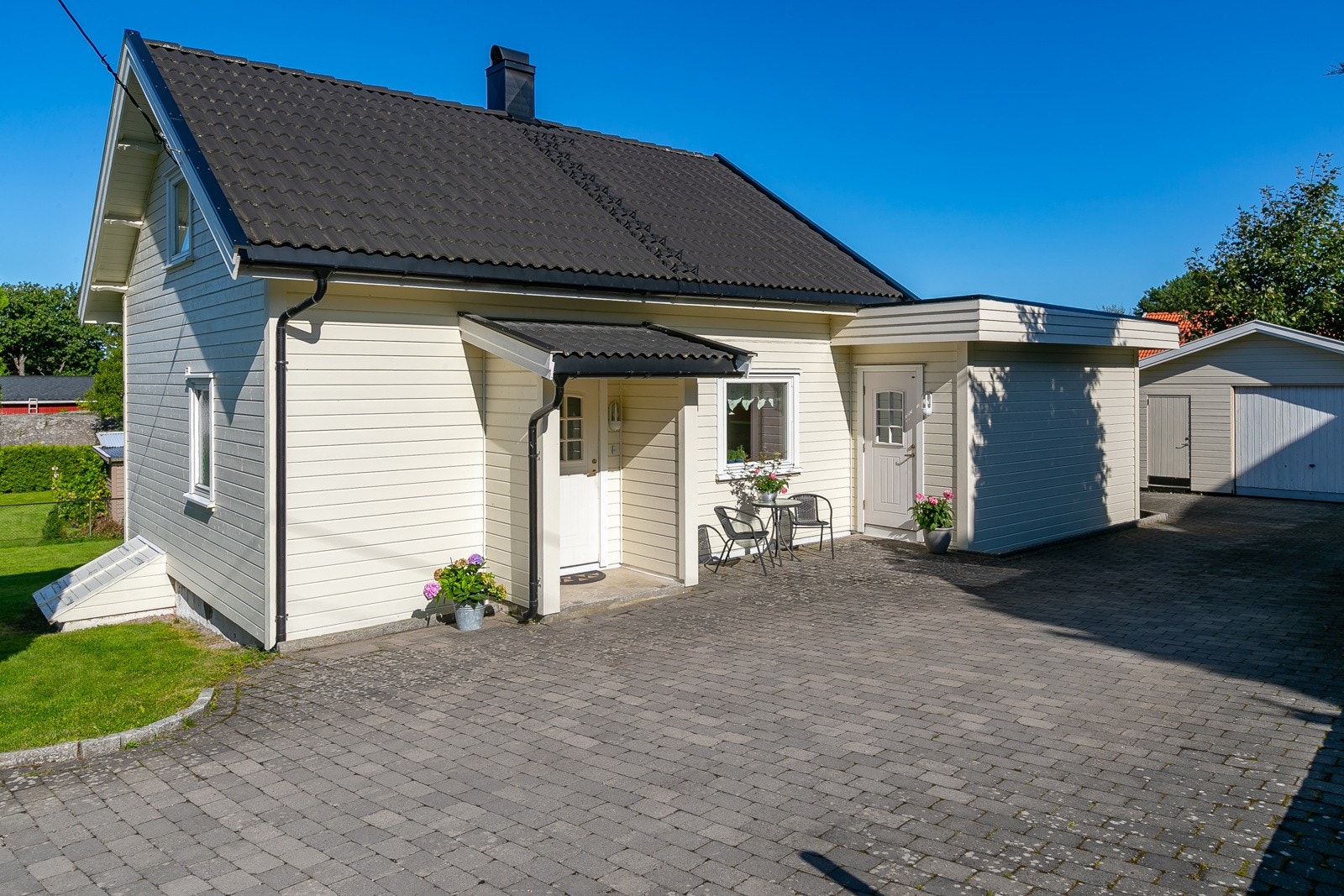 Stenlagt gårdsplass og garasje Galleribilde