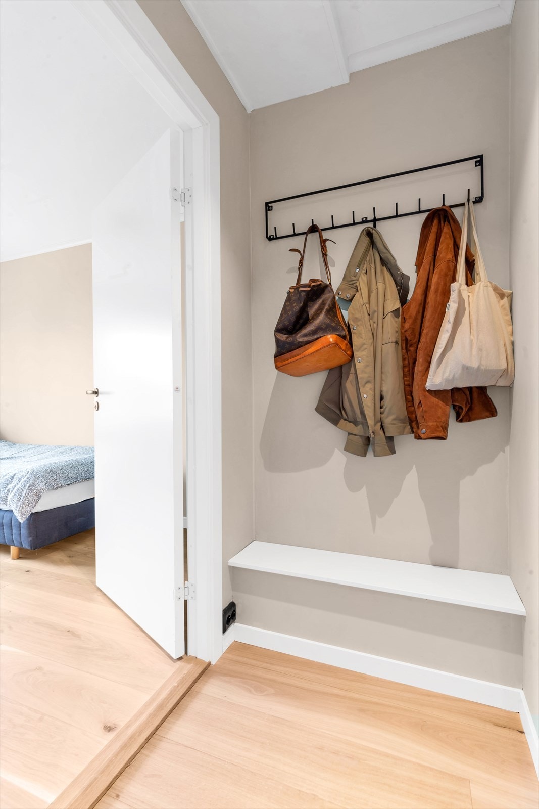 Smart oppbevaringsplass i gang med plass til å henge fra seg jakker og vesker Galleribilde