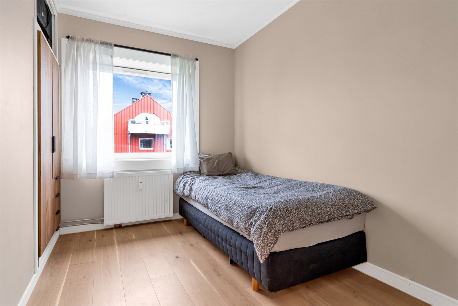 Soverom 1 - God plass til seng, kontorpult og garderobe Galleribilde