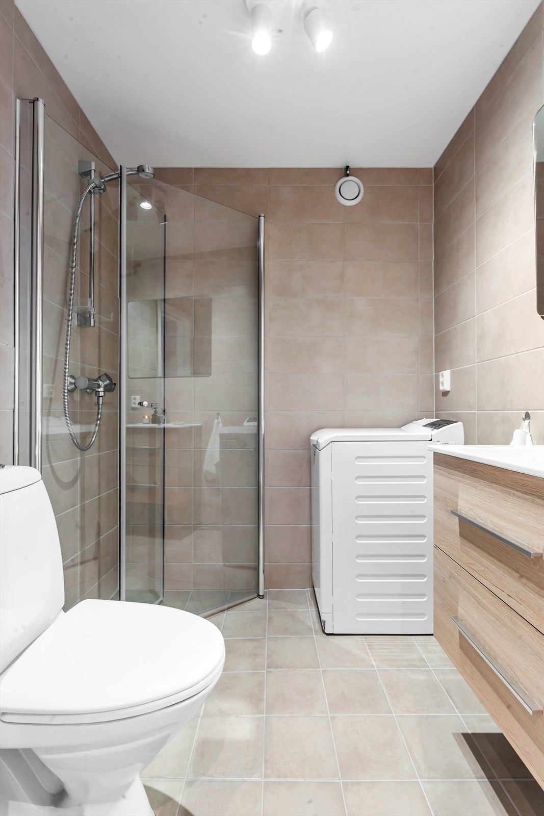 Badet er totalrenovert og ferdigstilt 30.08.2024, alt er skiftet ut med ny innredning, fliser, elektrisk, varmekabler og rør. Uført av fagfolk i regi av borettslaget Galleribilde