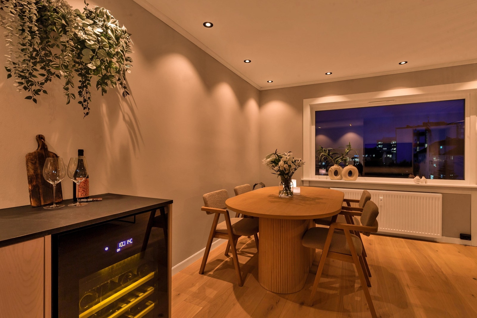 Spotter i tak med sorte detaljer og warm-dim funksjon som skaper lun attmosfære og kan kombineres med stearinlys. Galleribilde