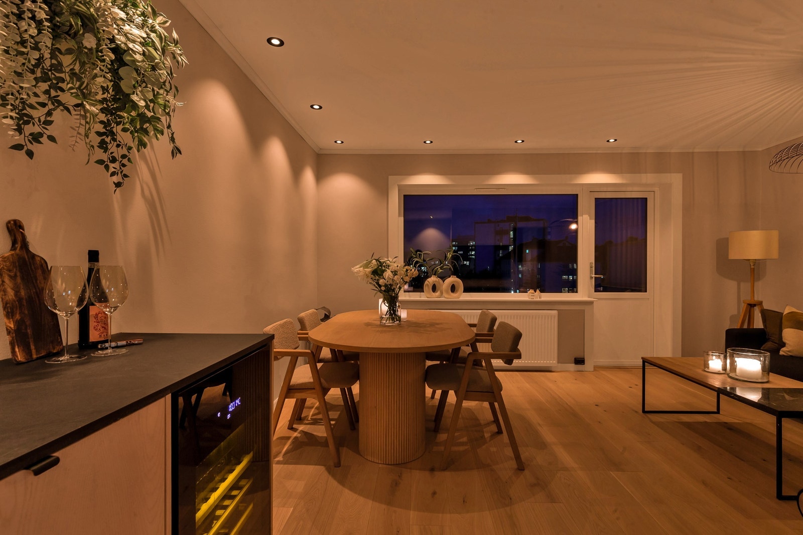 Leiligheten har en flott atmosfære også på kveldstid. Galleribilde