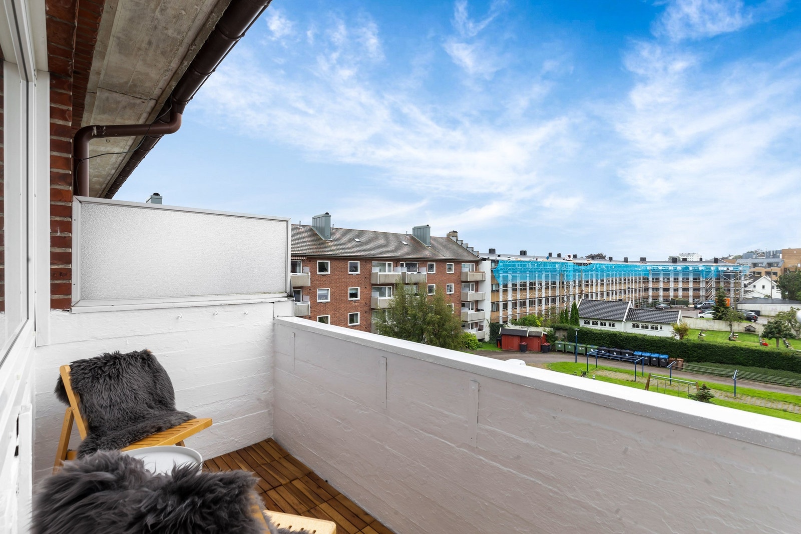 Plass til sittegruppe og grill - Her kan man nyte sol fra ca. kl. 9 til 18 om sommeren! Galleribilde