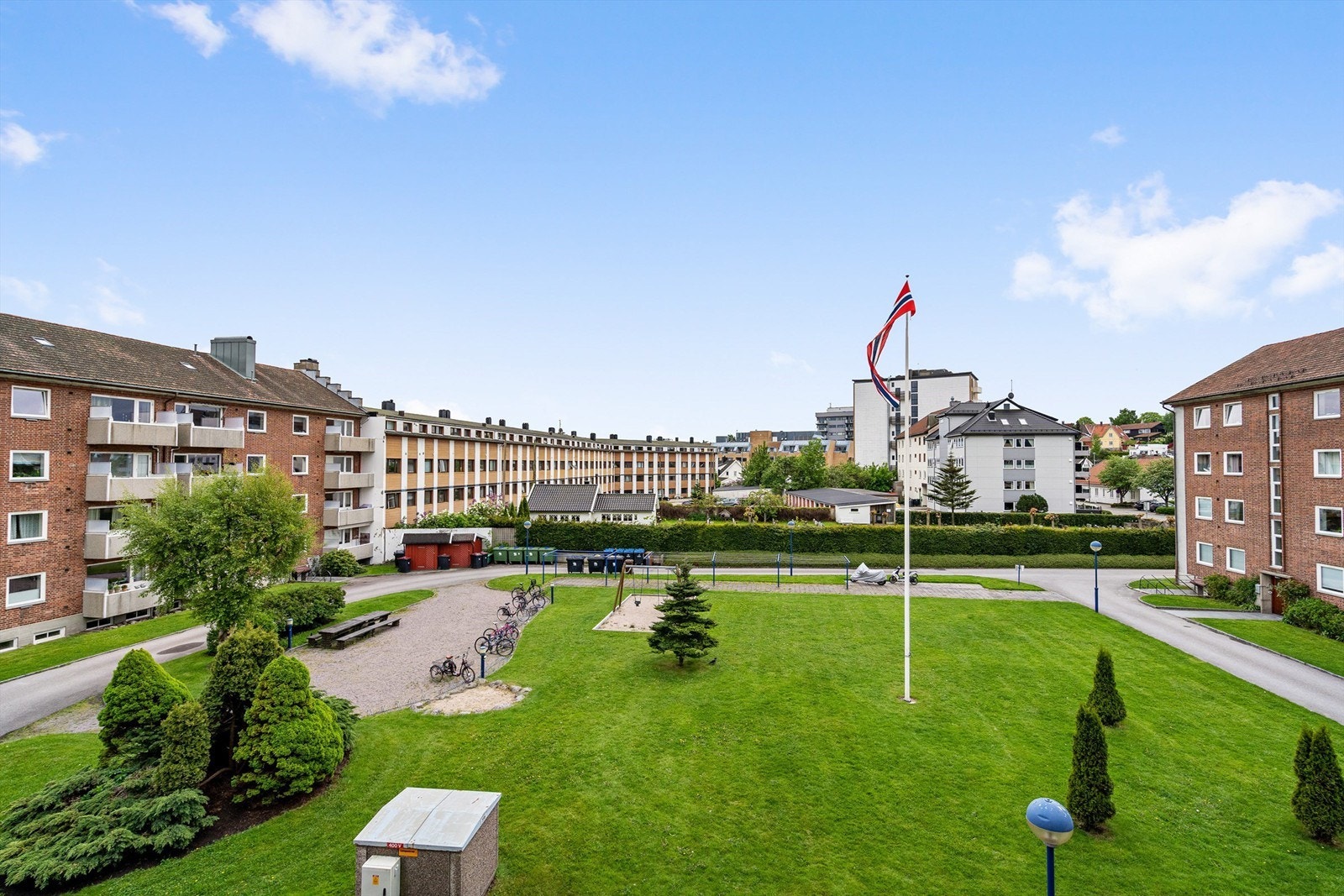 Pent opparbeidet parkmessig tomt med sykkelparkering, lekeplass og en hyggelig grønn lunge på Lund Galleribilde