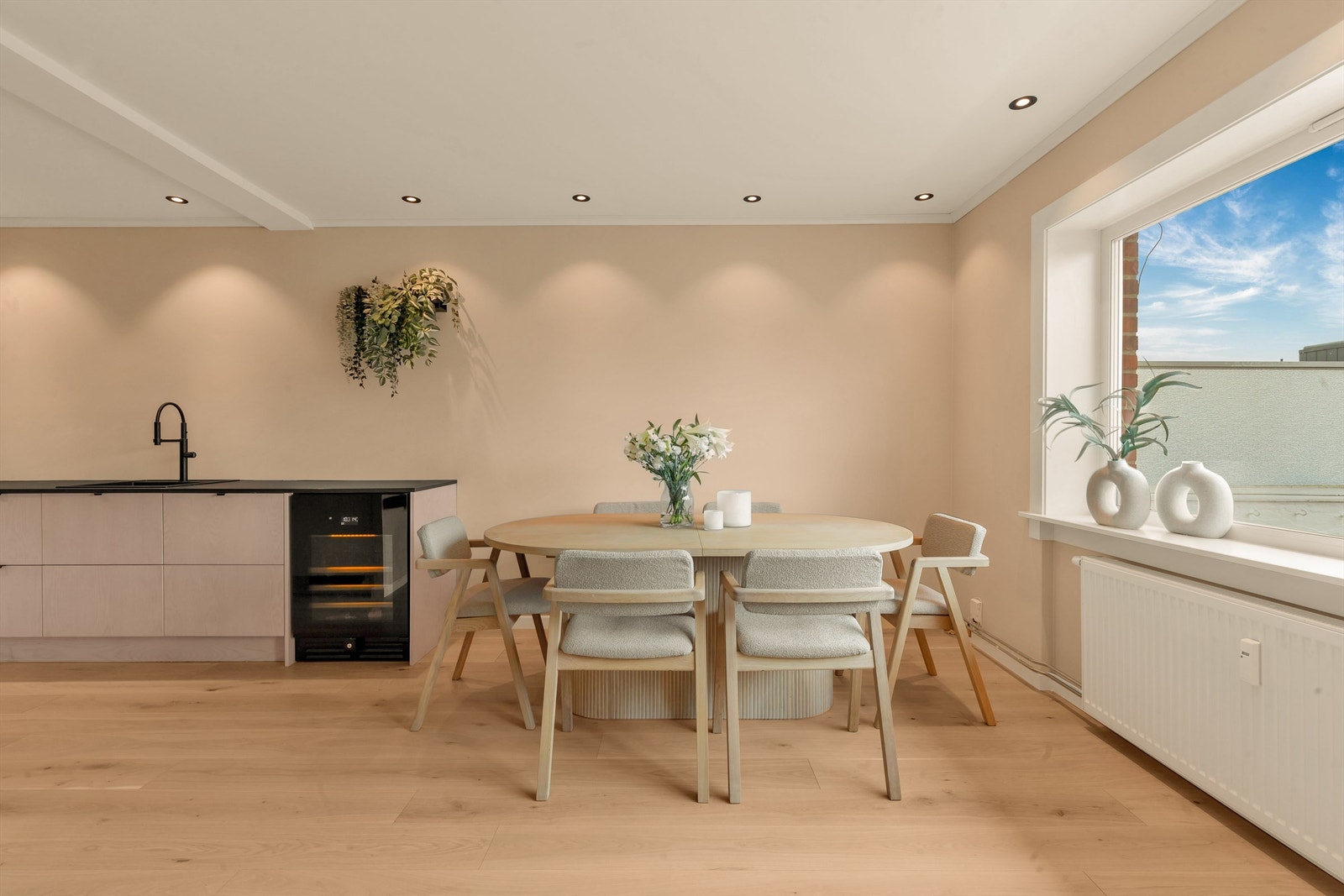 Boligen varmes opp med á konto fjernvarme via radiatorer som holder en fin og jevn temperatur og er inkludert i felleskostnadene. Galleribilde