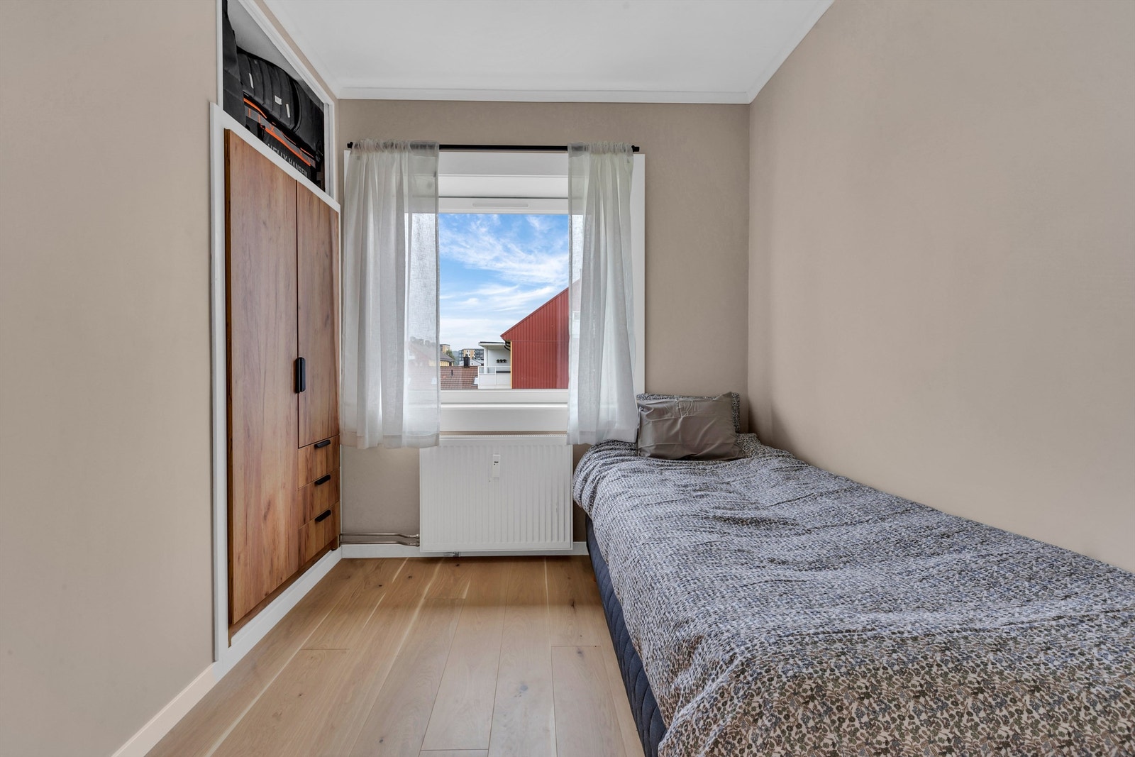 Lekkert integrert og spesialtilpasset skap med hattehylle over til reisekoffert eller annet Galleribilde