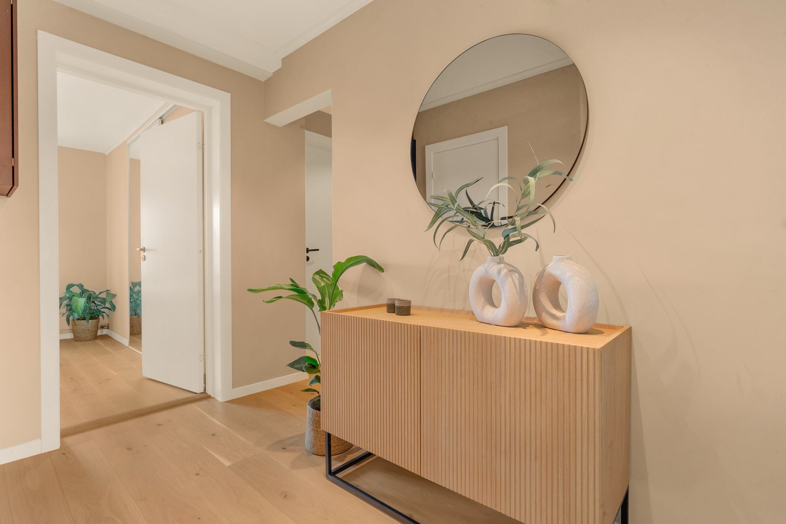 Slette overflater med sparklet overflater og tak er lektet ned med spotter i stue og elektrisk er oppgradert av fagfolk. Galleribilde